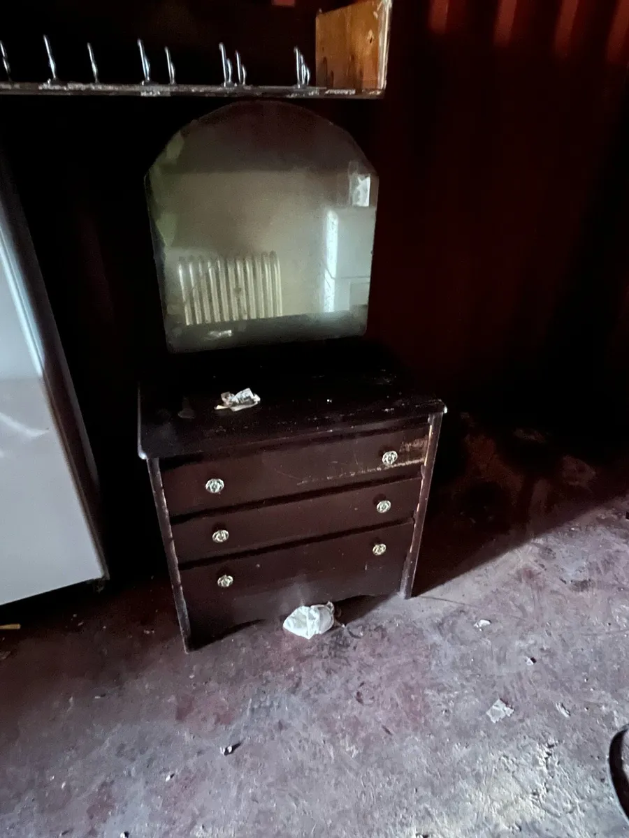 Selection of old furniture and sinks - Image 3