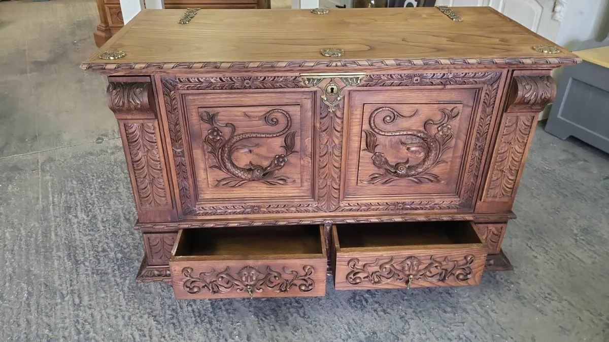 Early 1900s carved oak trunk with drawers - Image 2
