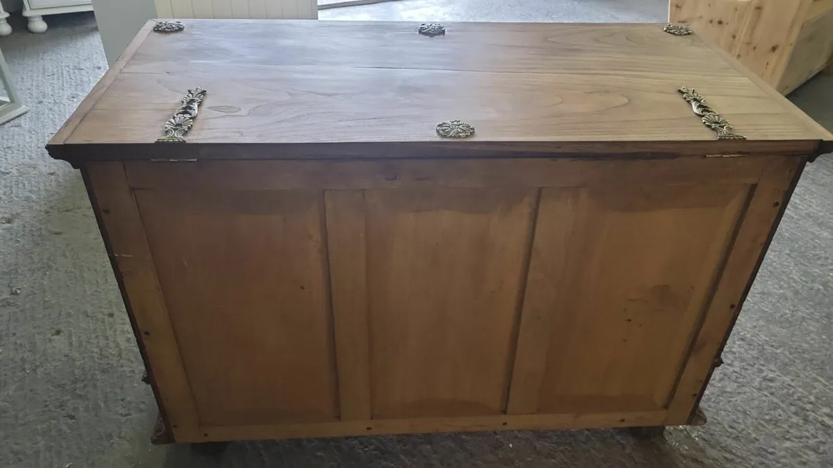 Early 1900s carved oak trunk with drawers - Image 4