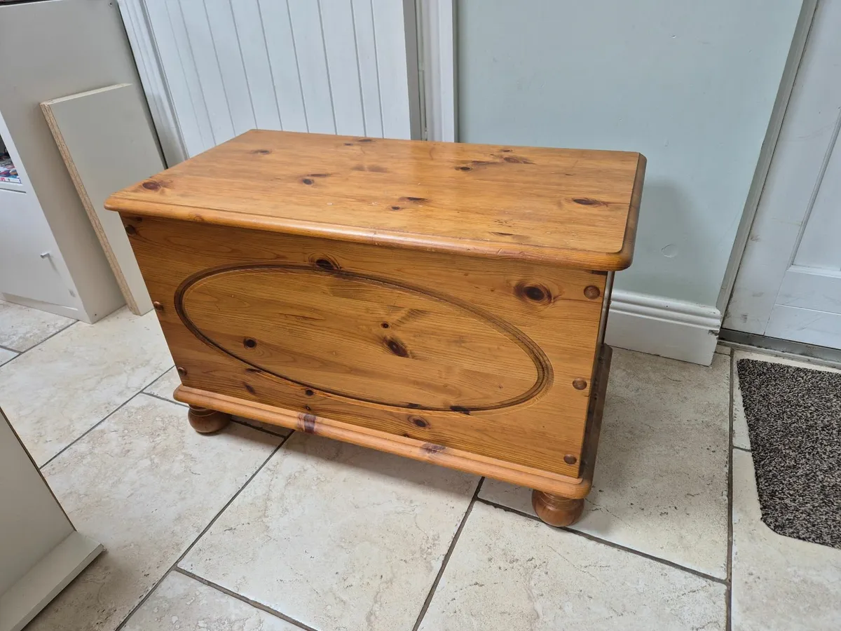 Wooden blanket box - Image 1