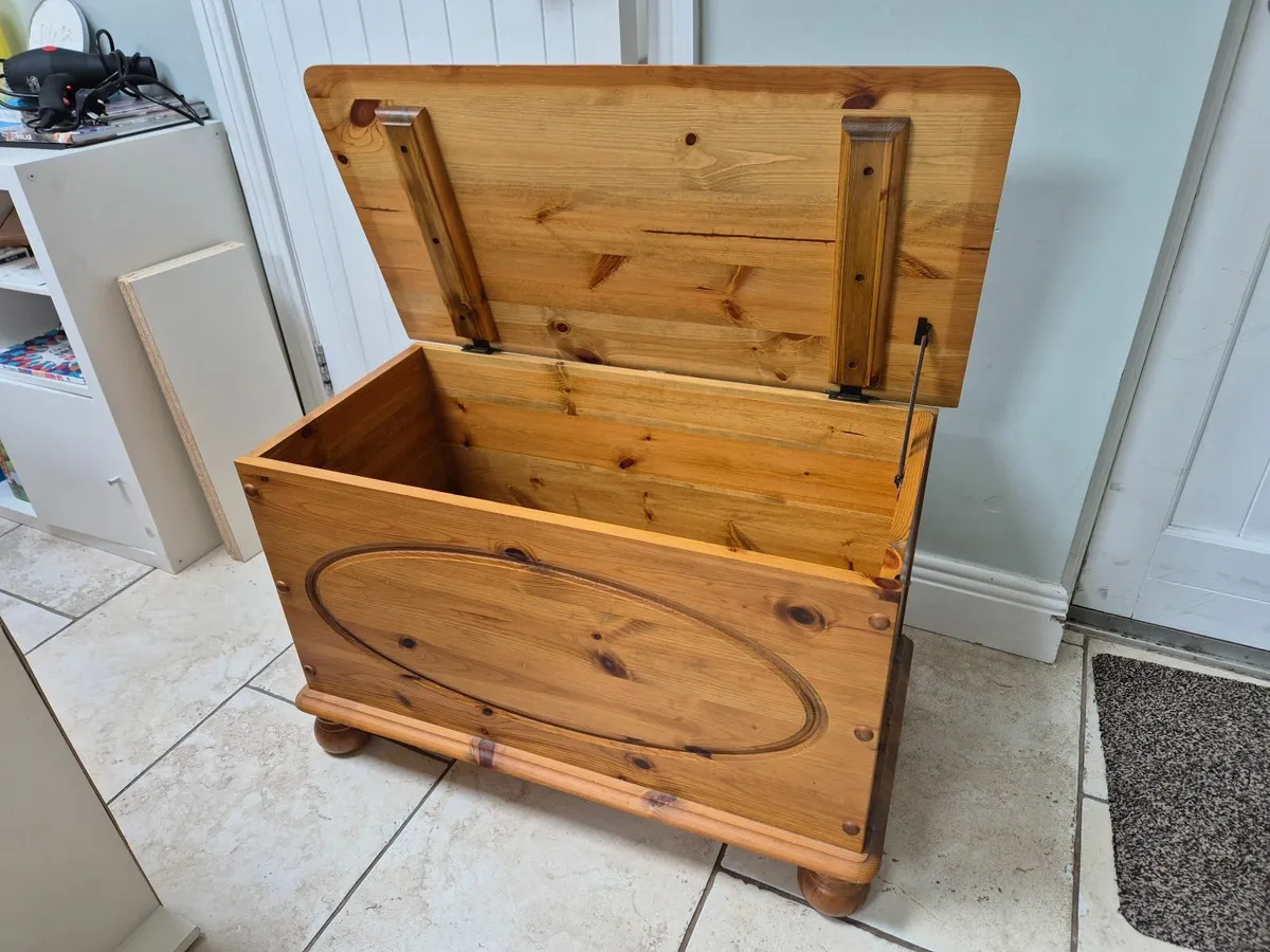 Wooden blanket box - Image 3