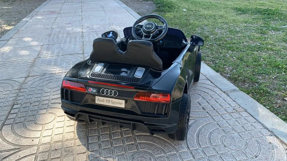Licensed Audi R8 Spyder 12V Electric Ride On Car - Image 4