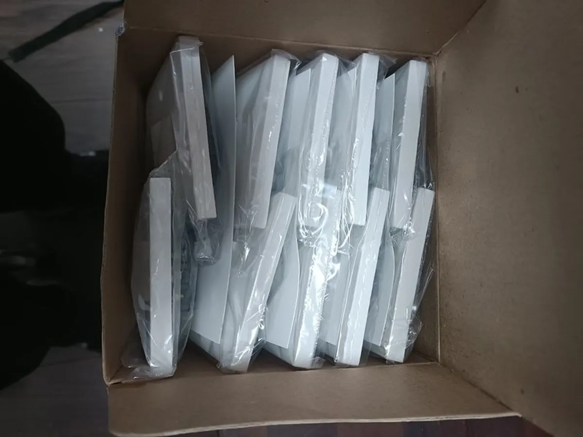 Box of 10 Philex Select 2 Gang 2 Way 6A Light Switches (New) - Image 2