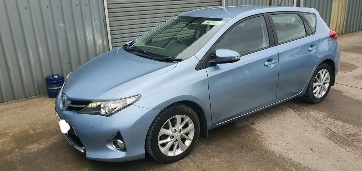 141 TOYOTA AURIS DIESEL - Image 1