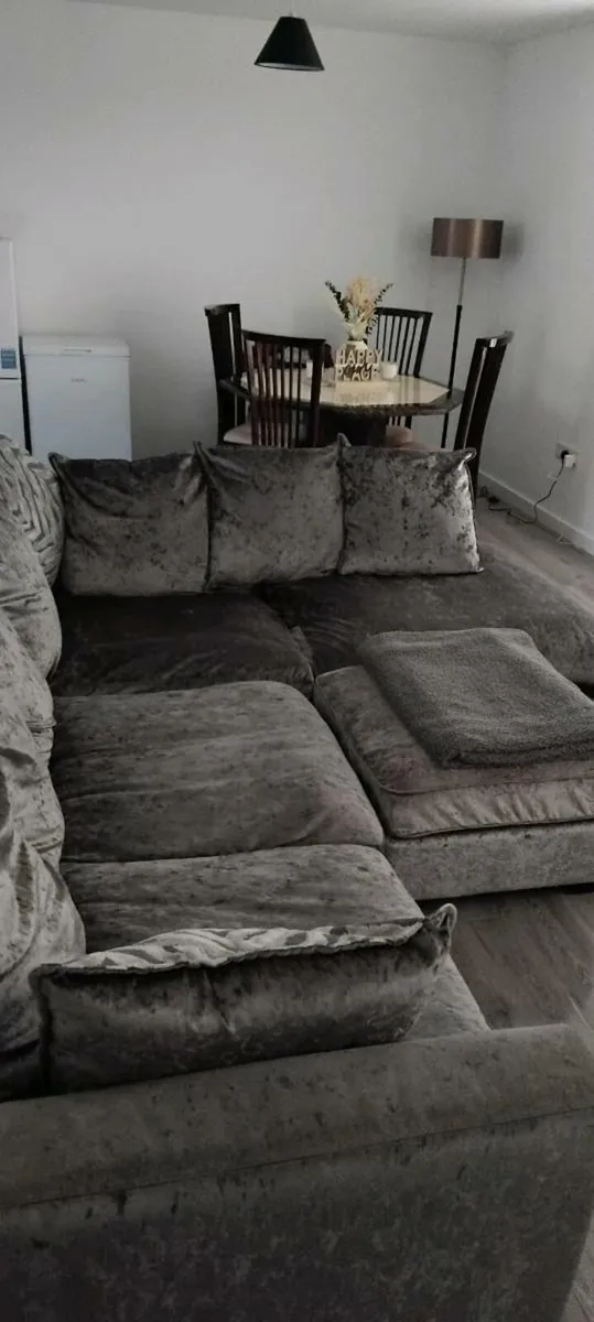 Sofa.s - Image 1