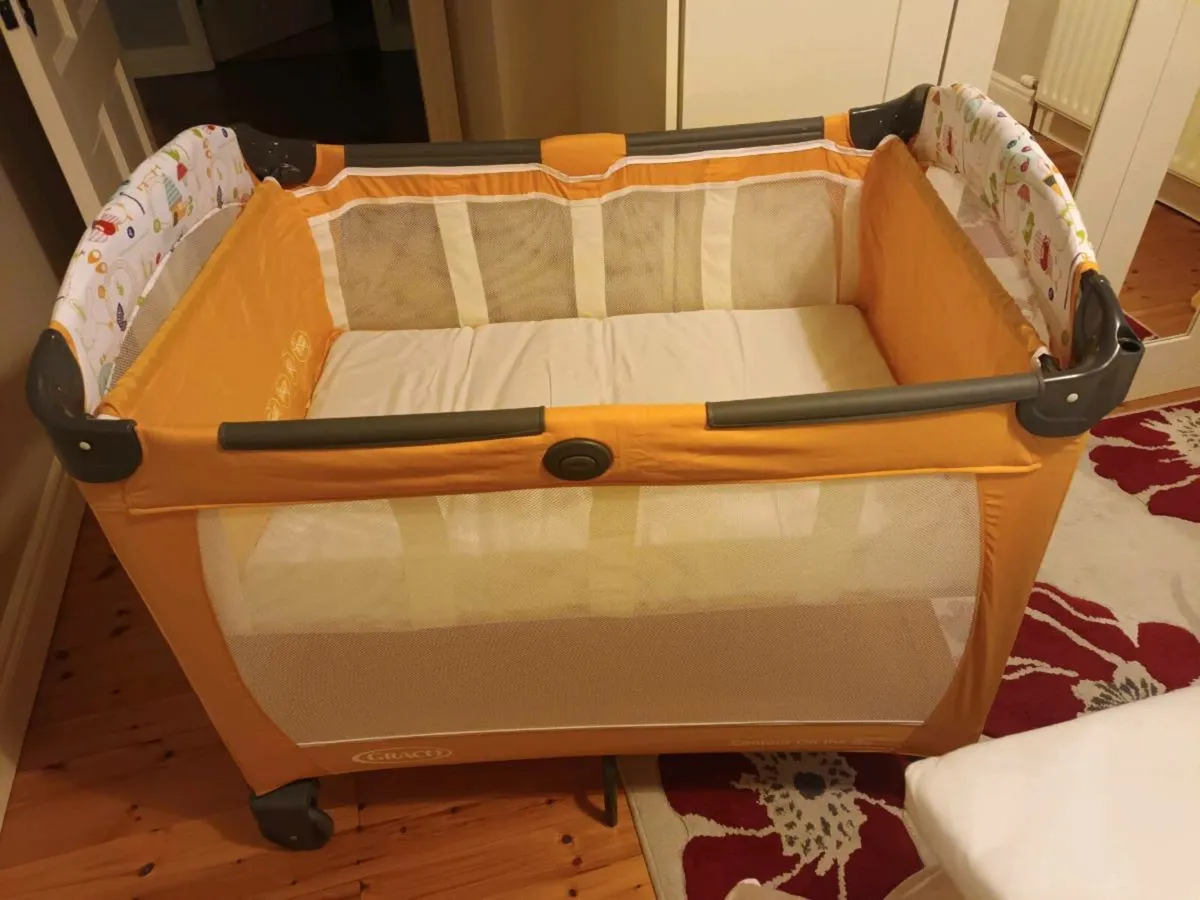 Graco Travel cot with Mattress & Changing Table. - Image 2
