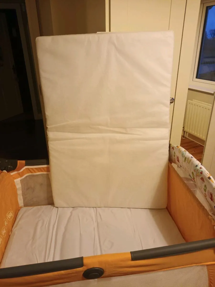 Graco Travel cot with Mattress & Changing Table. - Image 3