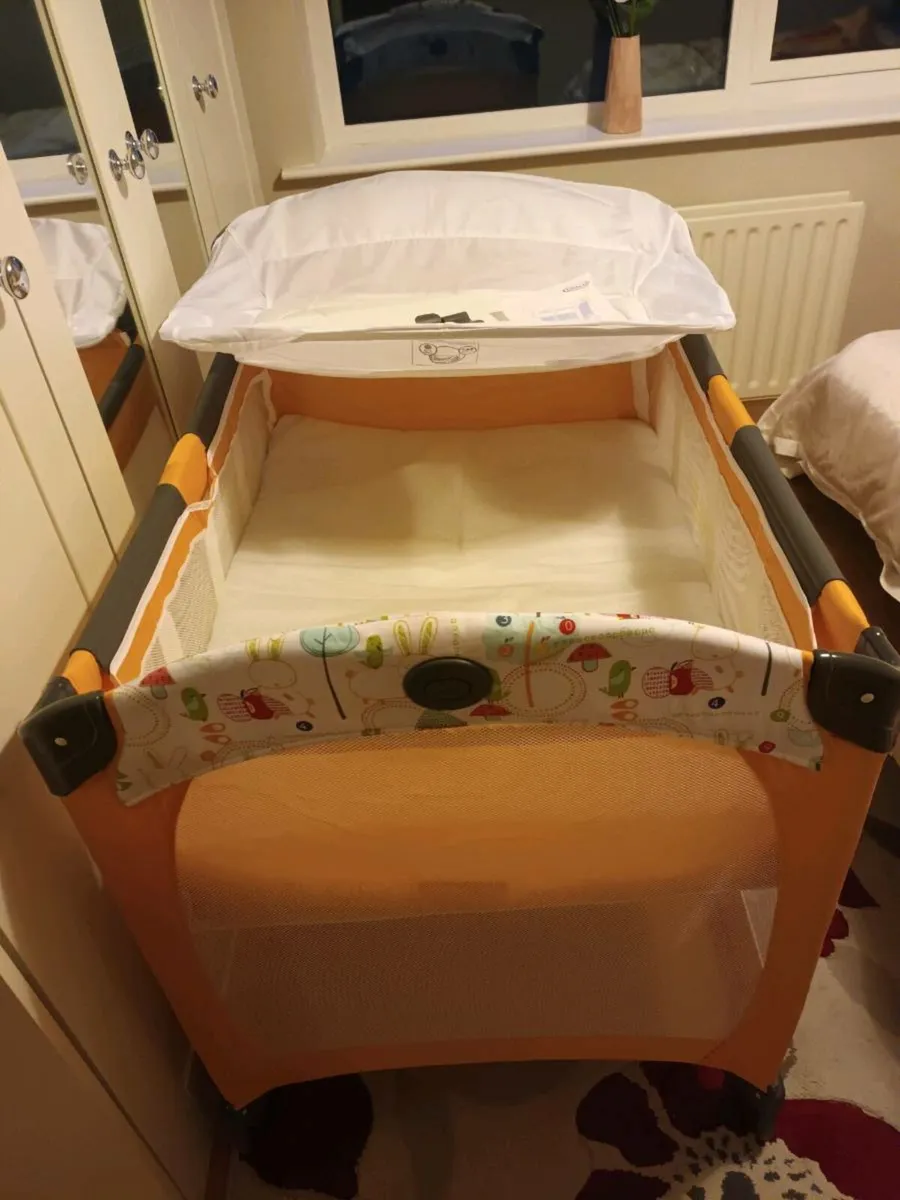 Graco Travel cot with Mattress & Changing Table. - Image 4