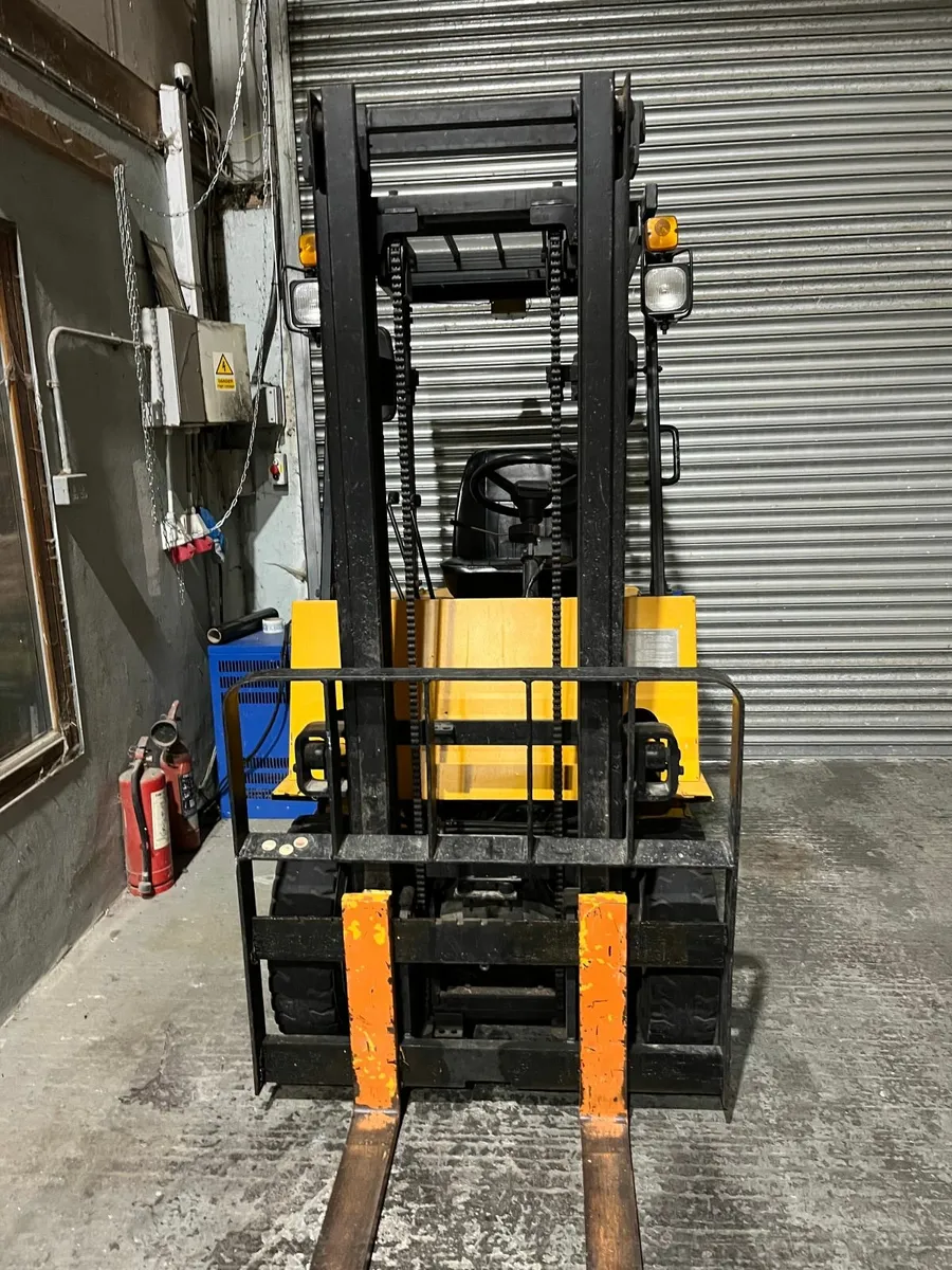 HALLA ELECTRIC FORKLIFT - Image 4