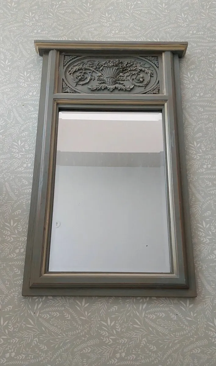 Vanity and Mirror - Image 4