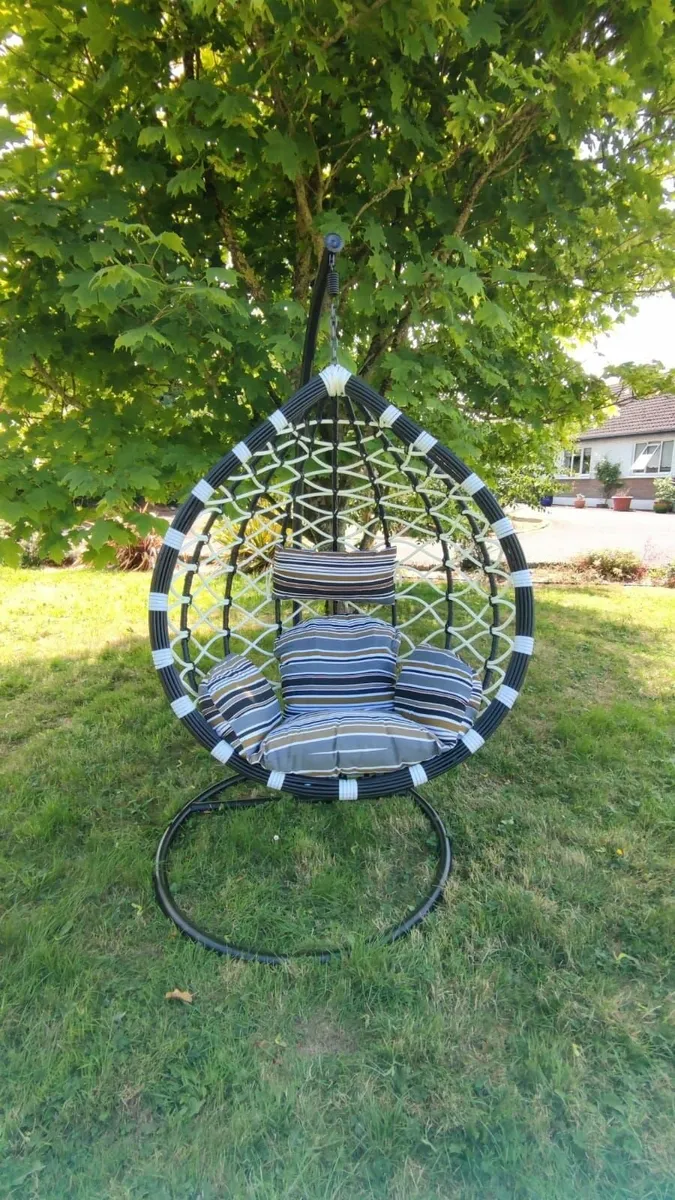 Hanging Swings Eggs – Metal Frame – Rattan Finish - Image 3