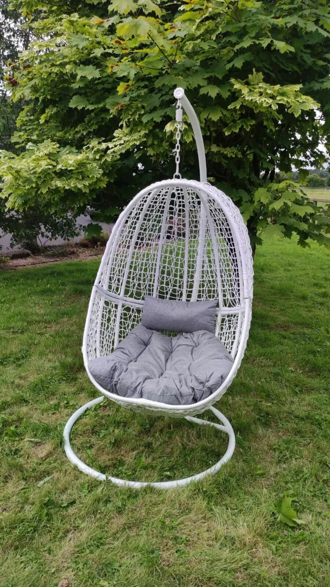 Hanging Swings Eggs – Metal Frame – Rattan Finish - Image 2