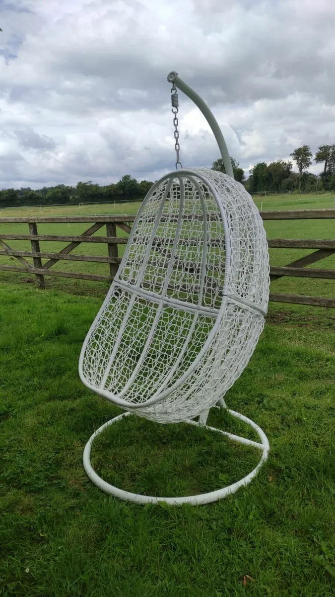 Hanging Swings Eggs – Metal Frame – Rattan Finish - Image 4