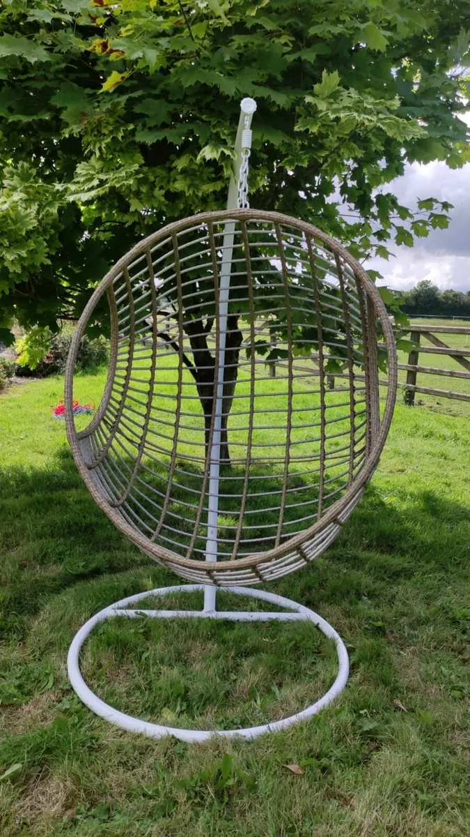 Hanging Swings Eggs – Metal Frame – Rattan Finish - Image 3