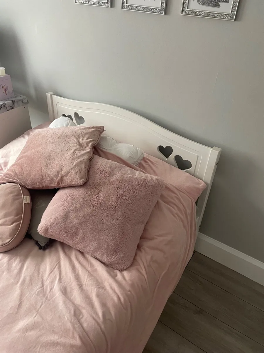 Bedroom furniture - Image 1