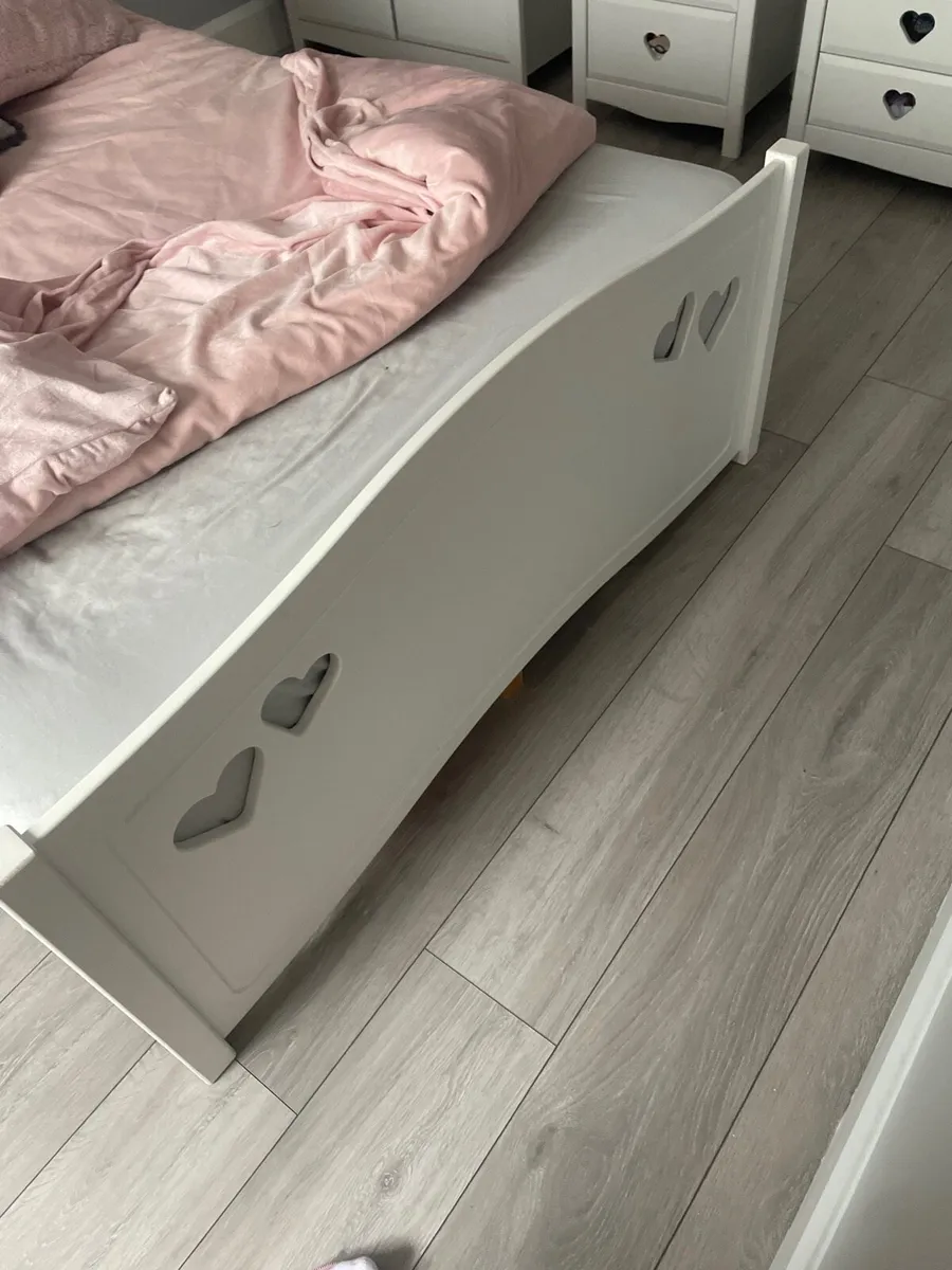 Bedroom furniture - Image 4