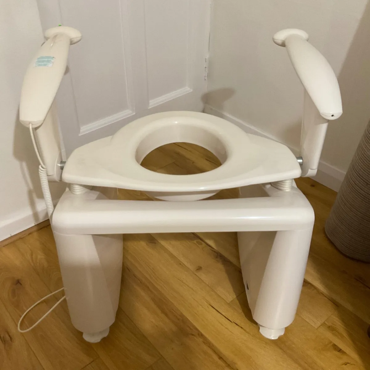 Toilet Seat Battery operated to lift up - Image 4
