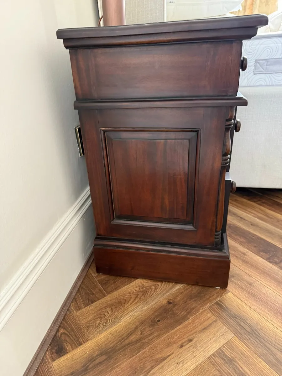2 Mahogany Bedside Tables - Image 3