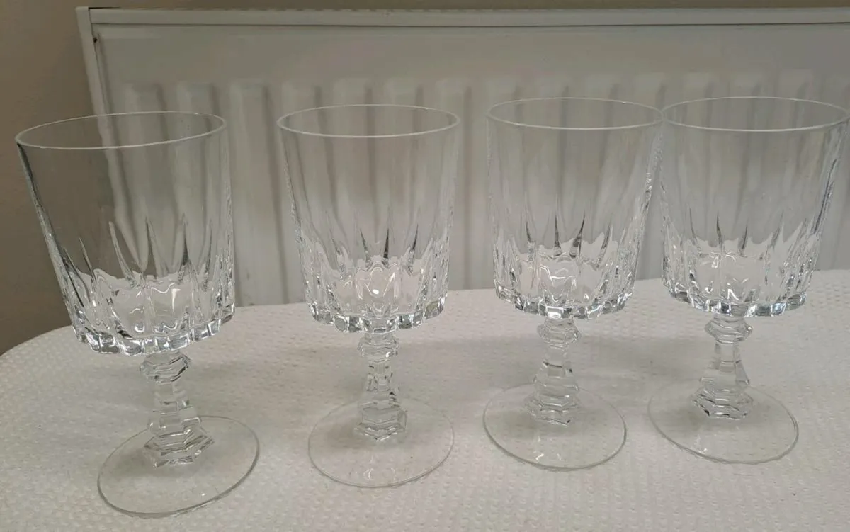 4 Cris D'Arques wine glasses - Image 1