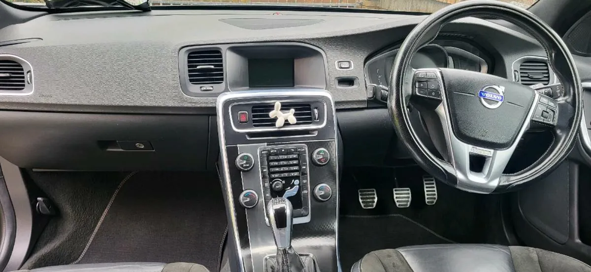 Volvo v60 R Design - Image 2