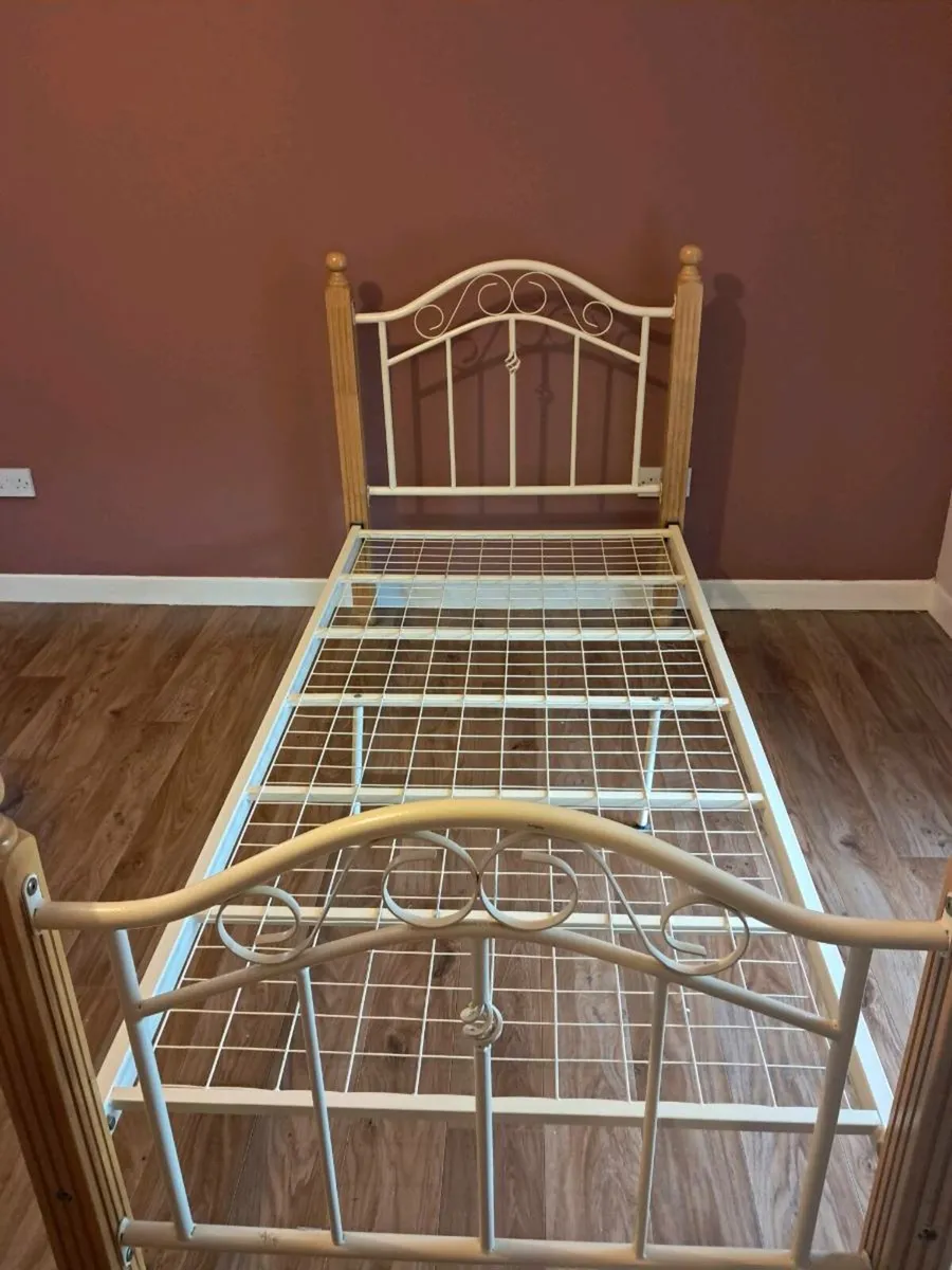 Single bed - Image 1
