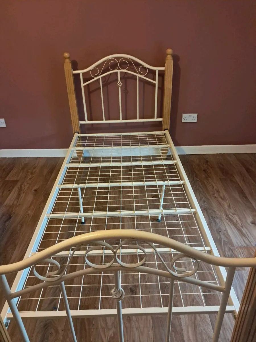 Single bed - Image 2
