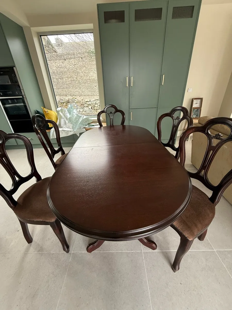 Dinning room table and 6 chairs