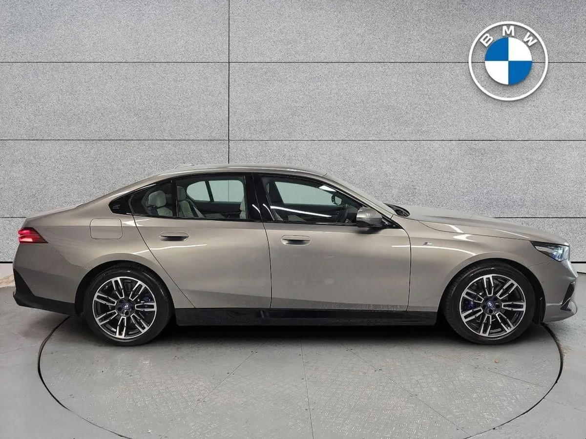 BMW 5 Series 530e M Sport Saloon - Image 3