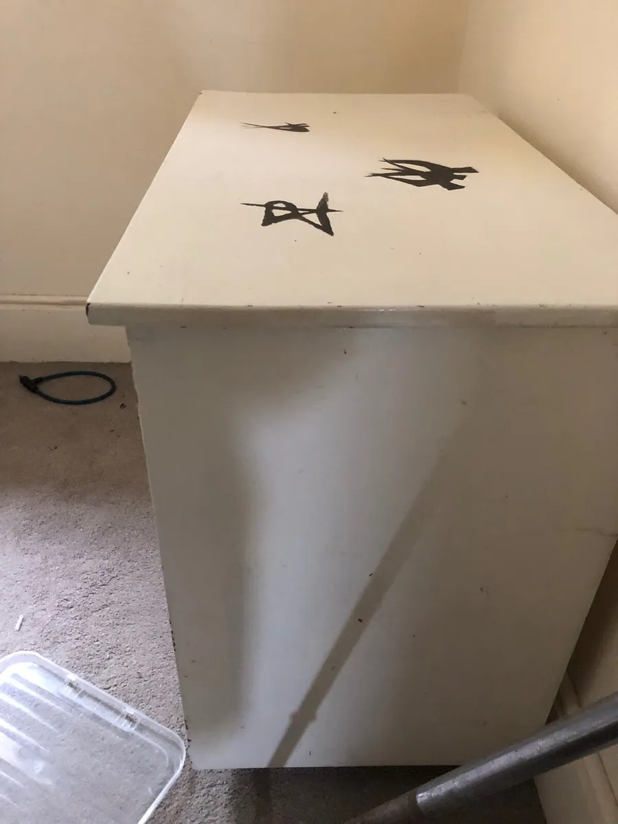 Painted solid pine chest of drawers - Image 2