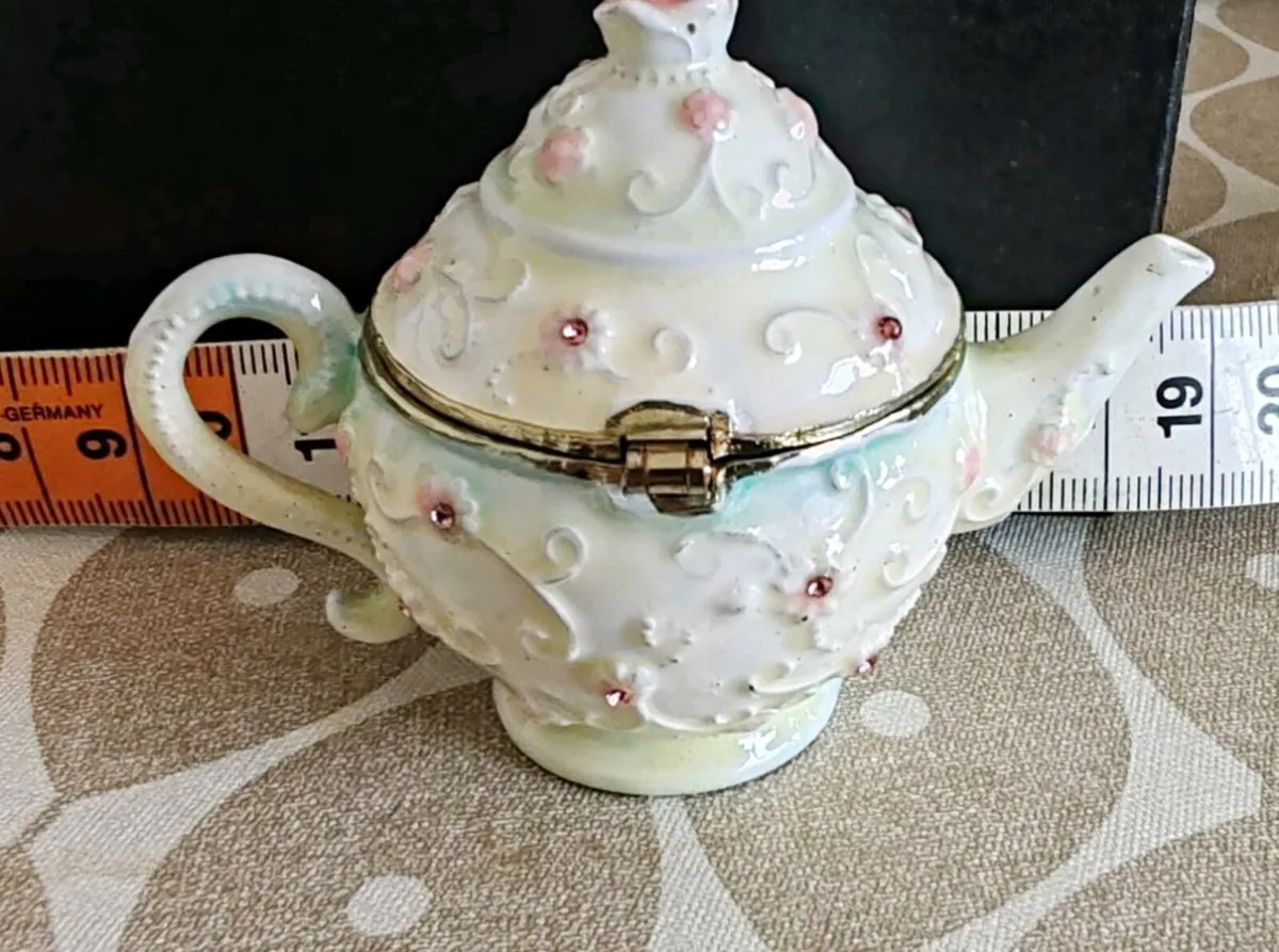 Vintage style cast metal tea pot - Image 2