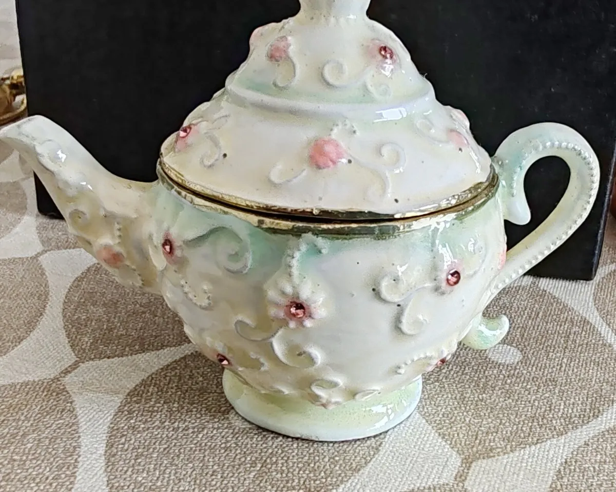 Vintage style cast metal tea pot - Image 1