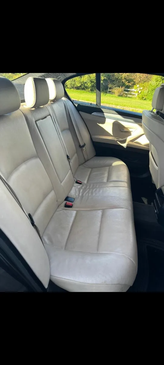 BMW 5-Series 2011 - Image 2