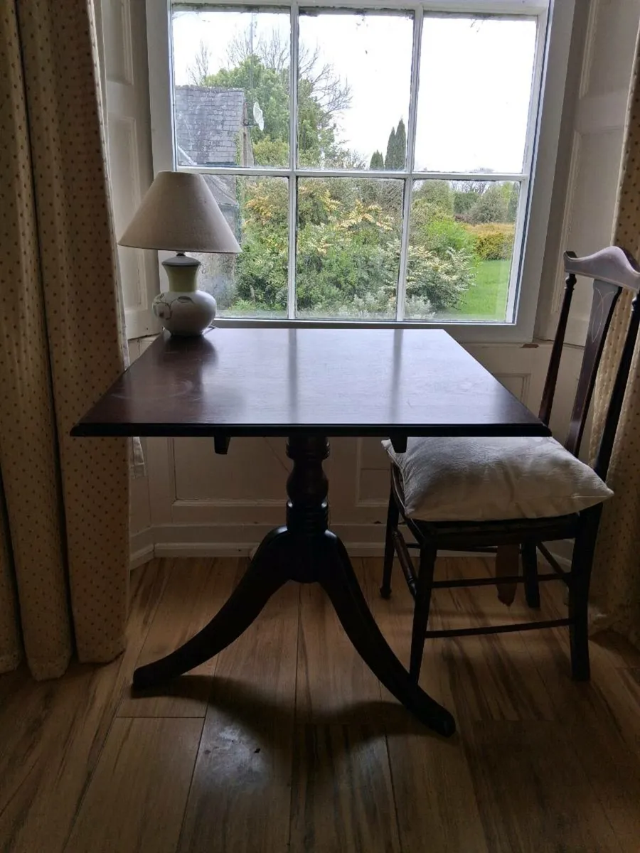 Square mahogany pedestal table - Image 2