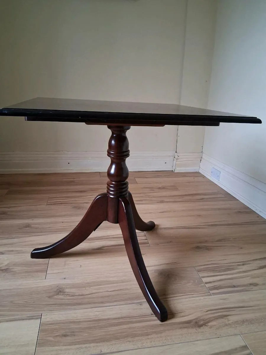 Square mahogany pedestal table - Image 1