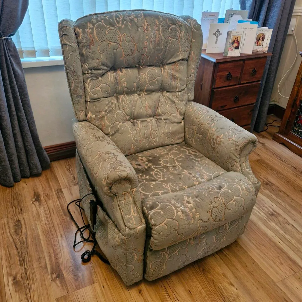 Recycling armchair & uplift - Image 1
