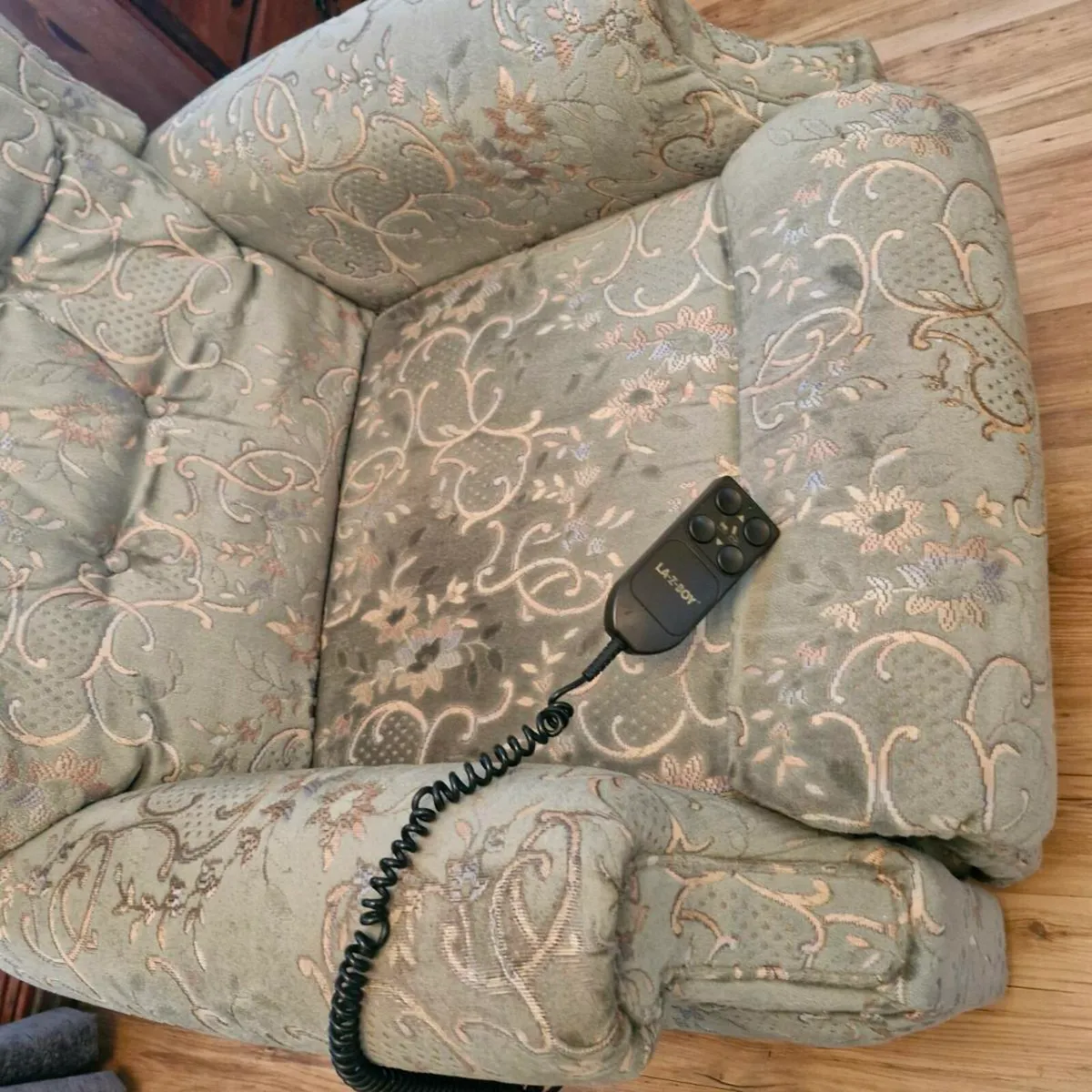 Recycling armchair & uplift - Image 2