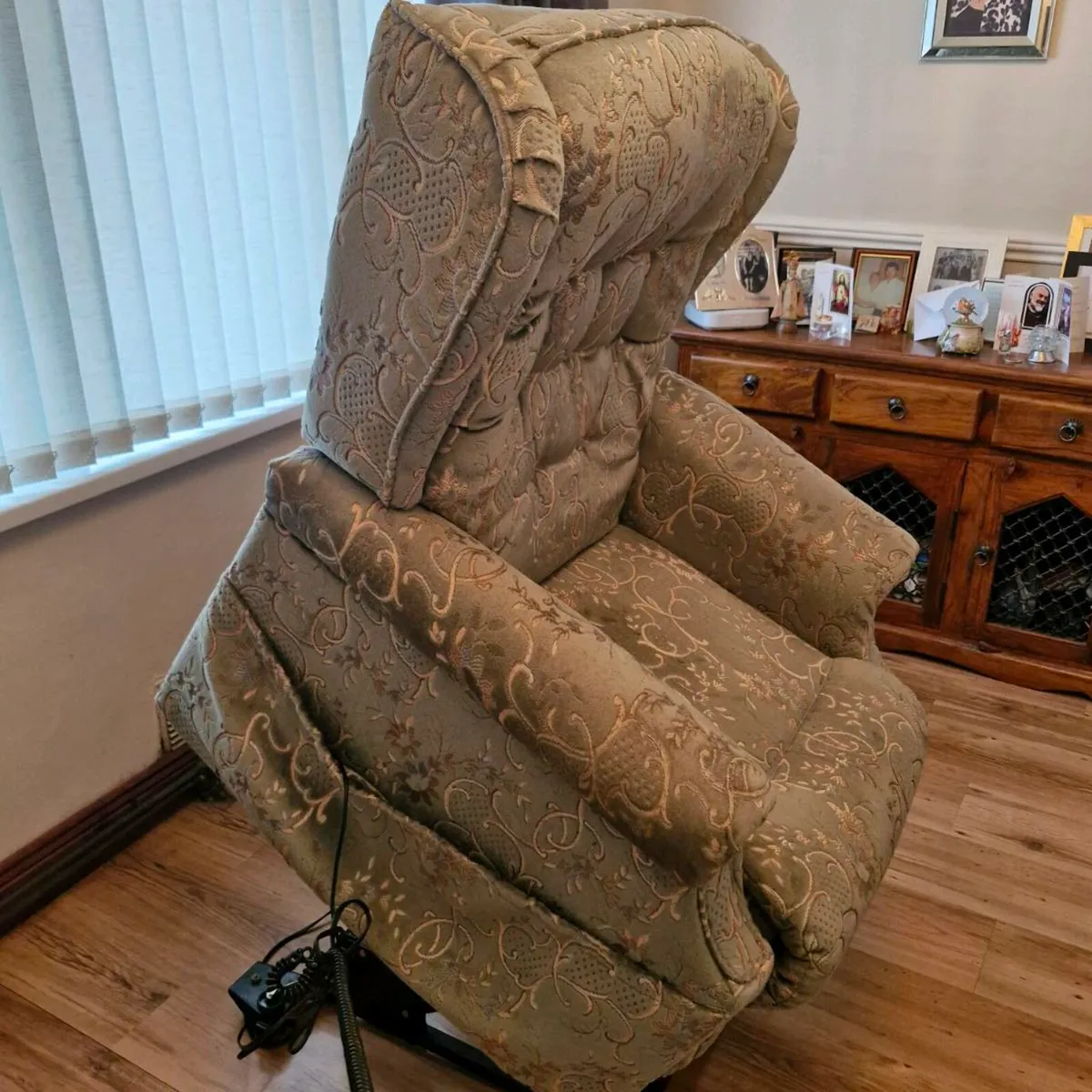Recycling armchair & uplift - Image 3