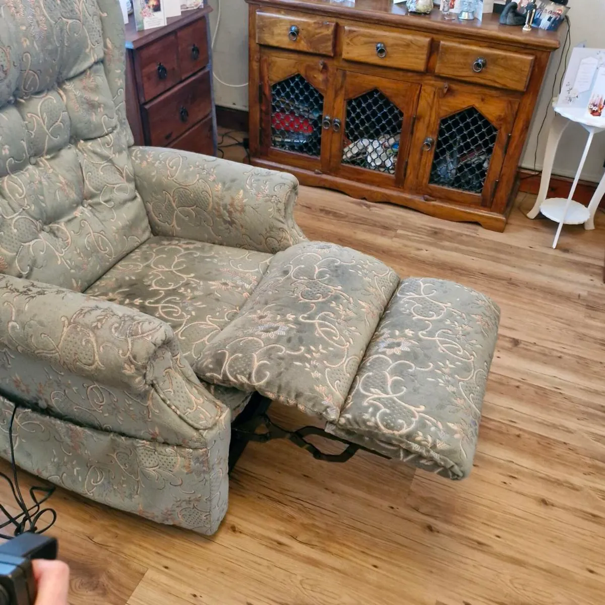 Recycling armchair & uplift - Image 4