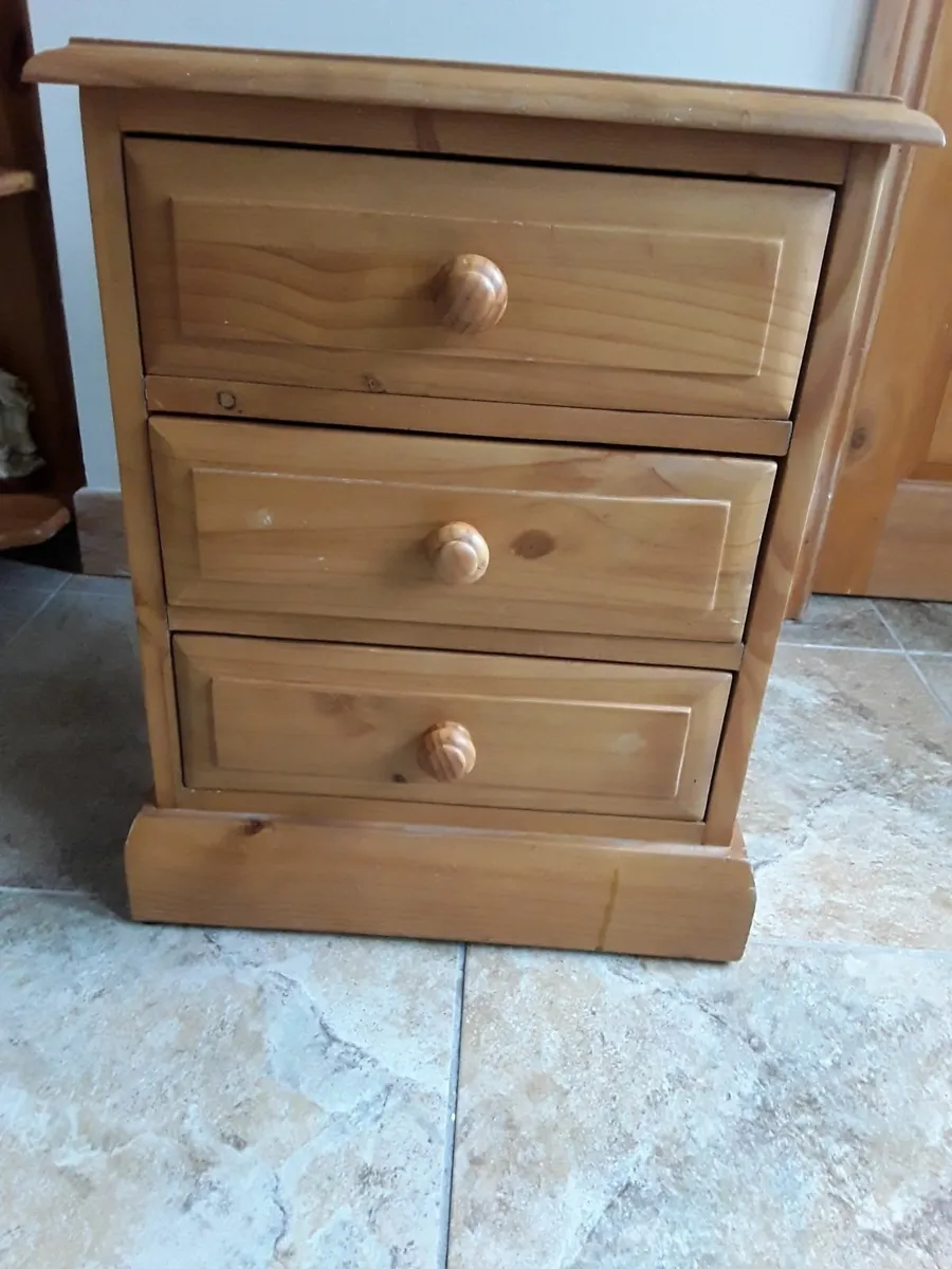 Good quality solid pine tree draw Locker new condi - Image 1