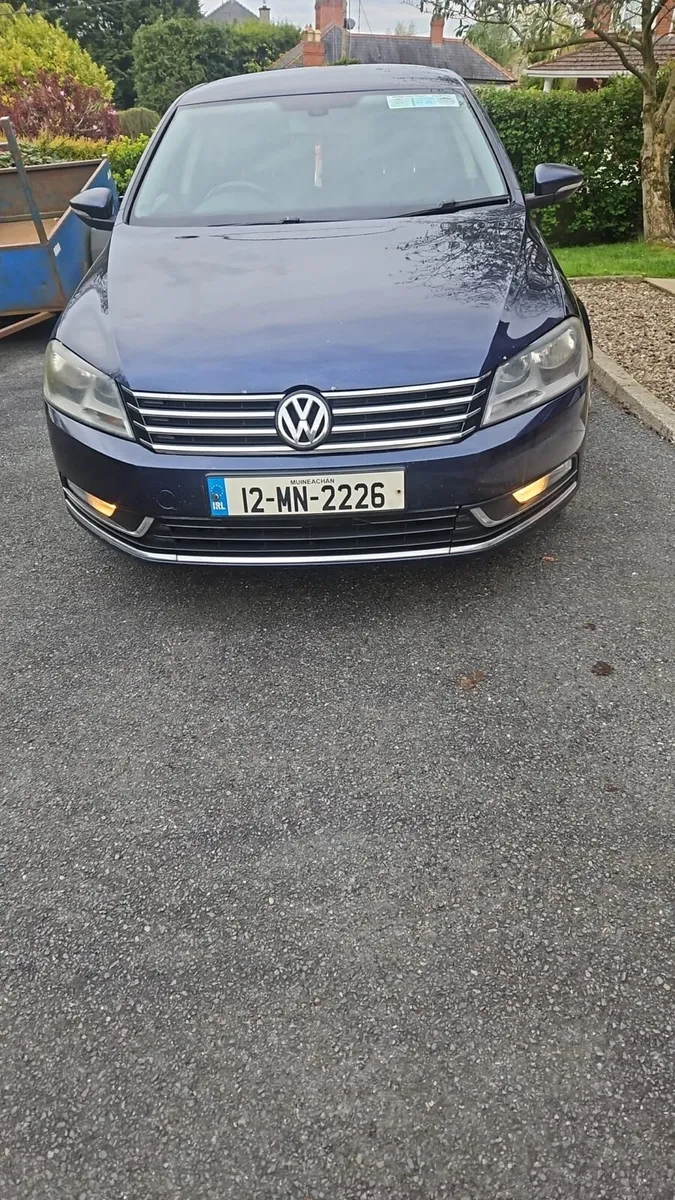 12 Volkswagen Passat - Image 2