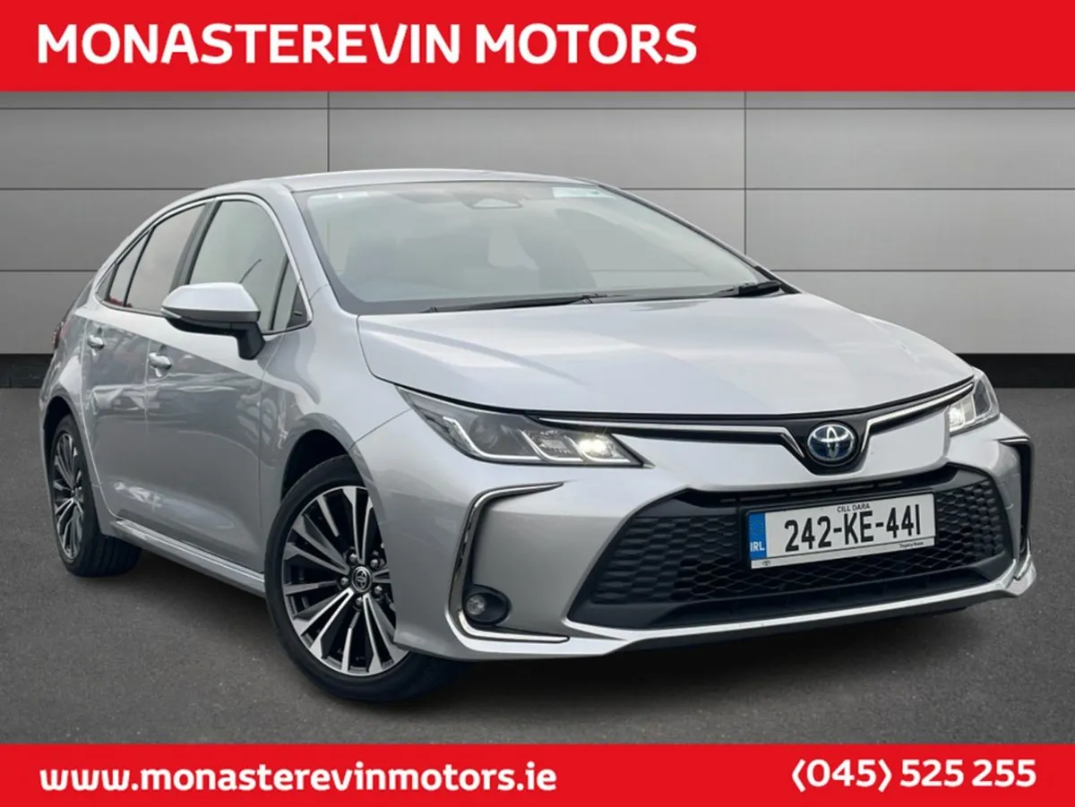 Toyota Corolla Saloon Luna Sport - Apple Carplay - Image 3