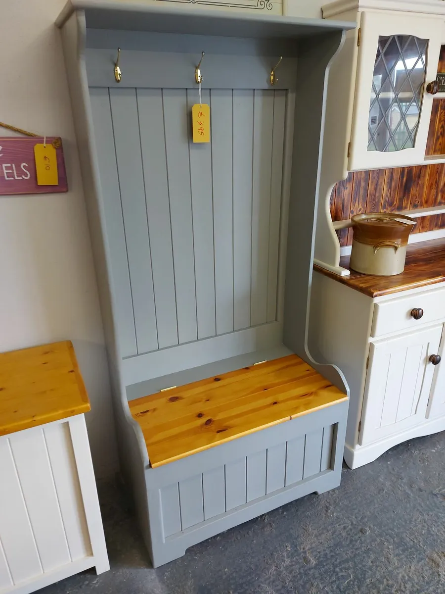 Coat hanging storage benches - Image 3