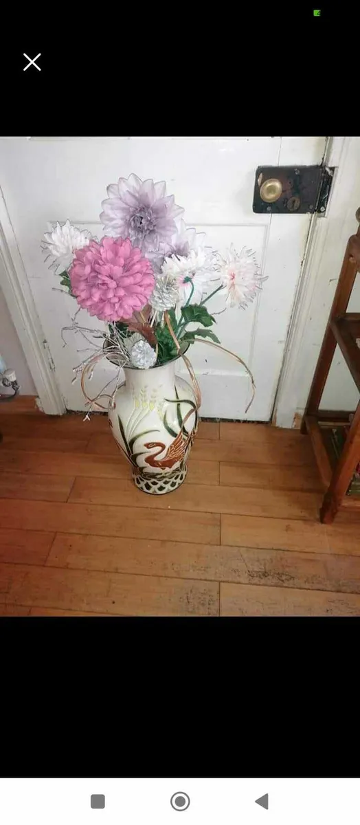 Vase with flowers - Image 1