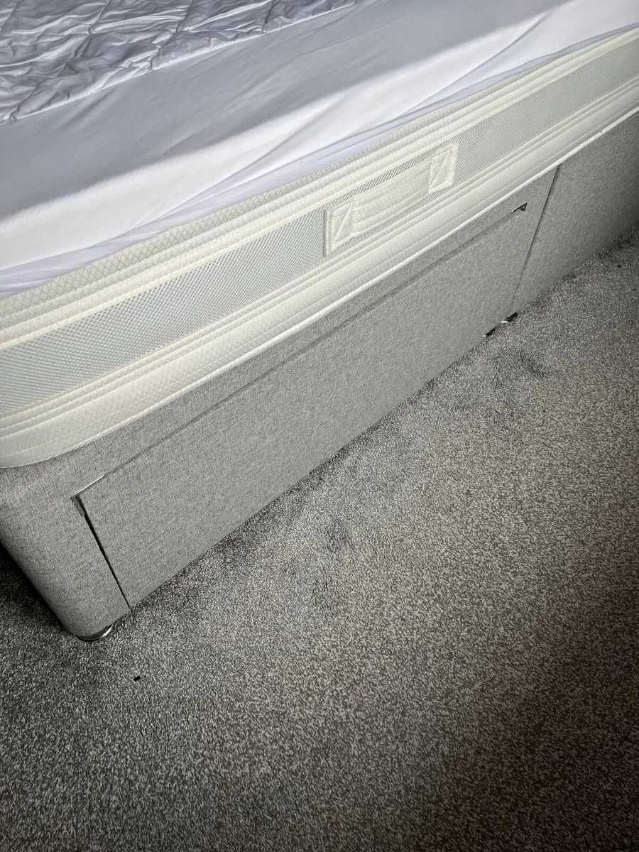 King size bed - Image 3
