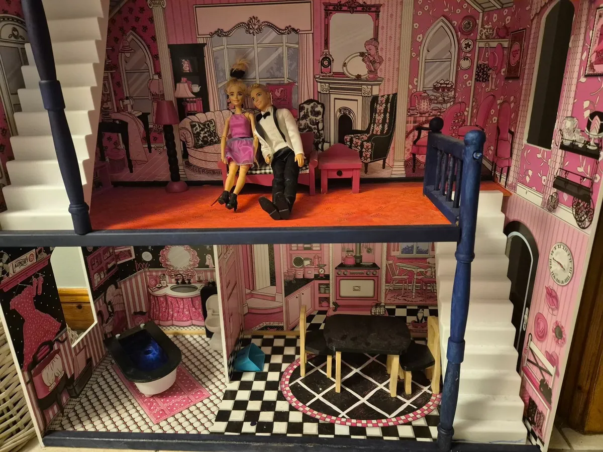 Doll House 4 Ft with some contents as seen. LAOIS, - Image 1