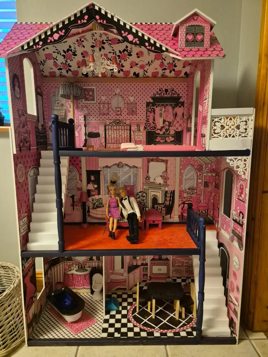Doll House 4 Ft with some contents as seen. LAOIS, - Image 2