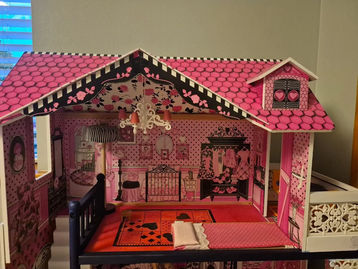 Doll House 4 Ft with some contents as seen. LAOIS, - Image 4