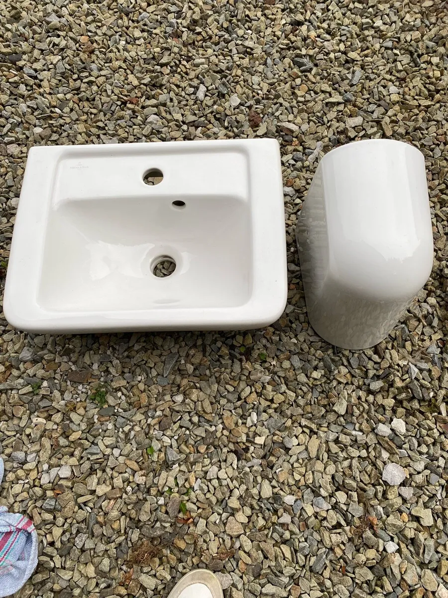 VILLOROY & Boch sink and semi pedestal - Image 1