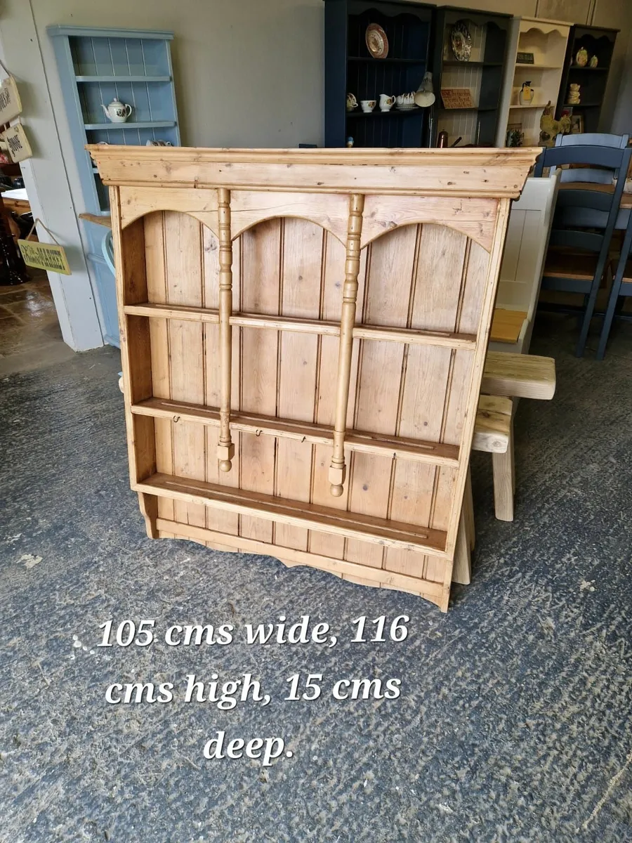 Early 1900s pine wall dresser, plate rack - Image 2