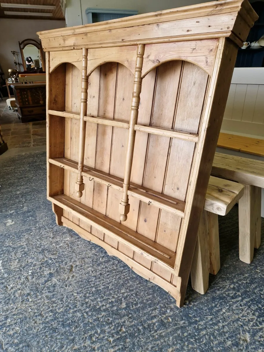 Early 1900s pine wall dresser, plate rack - Image 3